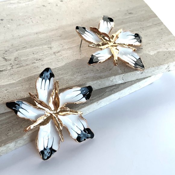NEW ~ Anthropologie Black & White hand-painted Oversized Flower Earrings - Picture 3 of 8